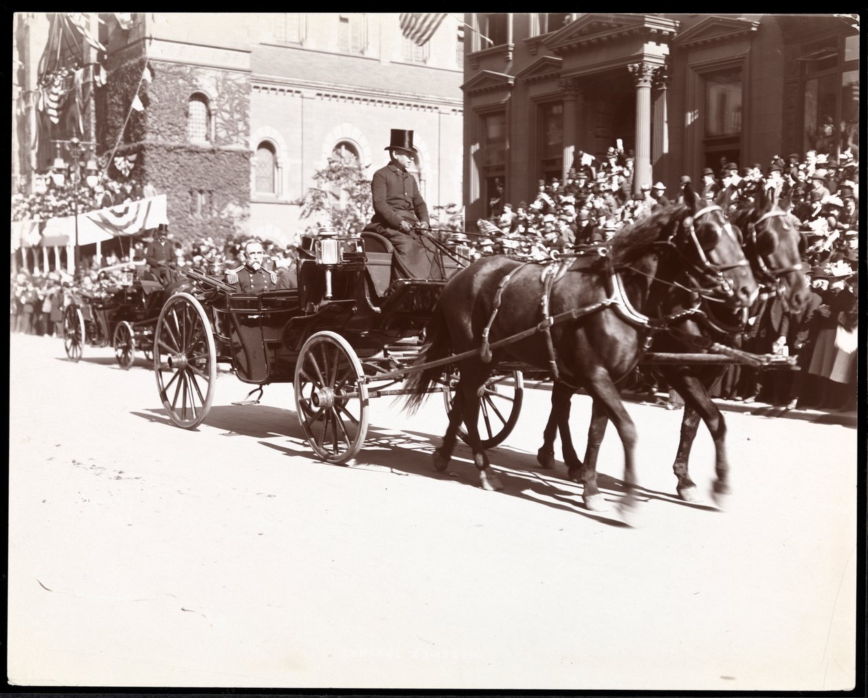 Utsikt over admiral Sampson i en vogn i Dewey Parade på Fifth Avenue, New York, 1899 (sølv gelatintrykk) av Byron Company