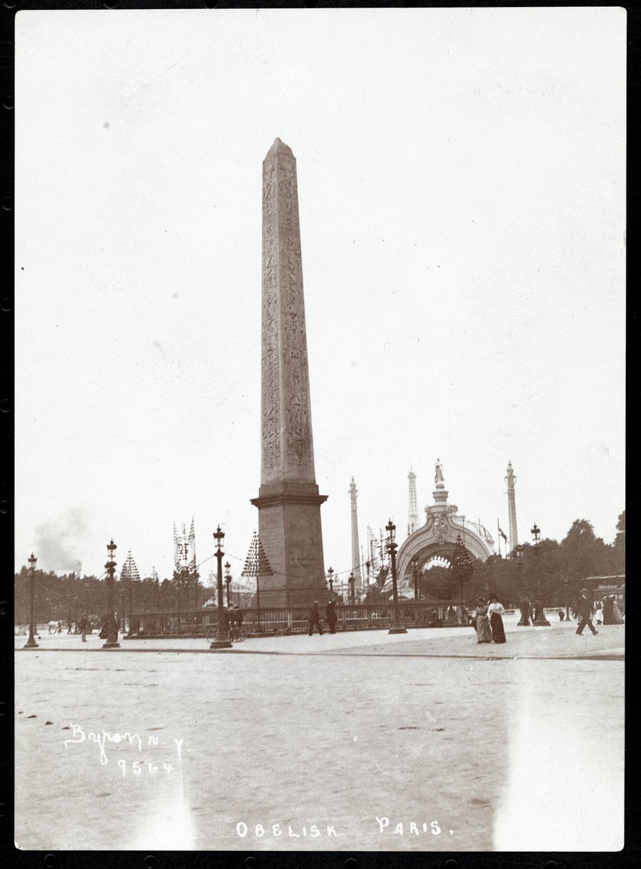 Utsikt over Cleopatras nål, Paris, 1900 (sølv gelatintrykk) av Byron Company