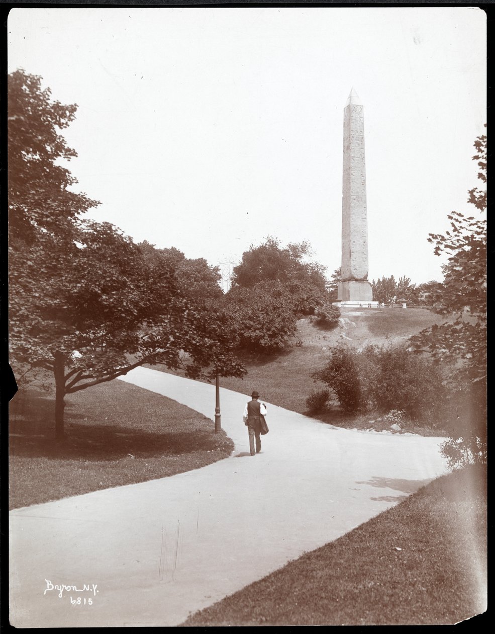 Utsikt over Cleopatra's Needle i Central Park, New York, 1899 (sølv gelatintrykk) av Byron Company