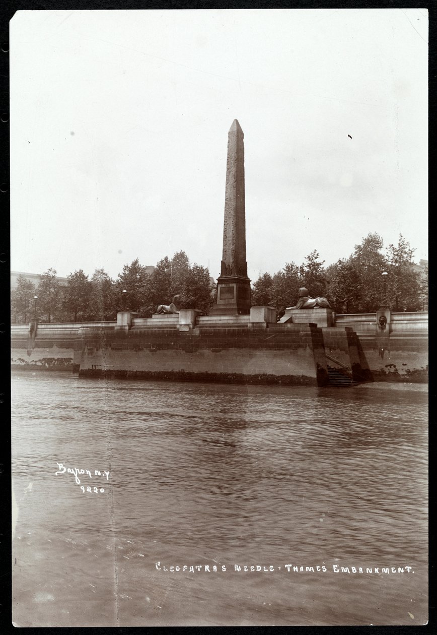 Utsikt over Cleopatras nål på Themsen Embankment, London, 1900 (sølv gelatintrykk) av Byron Company