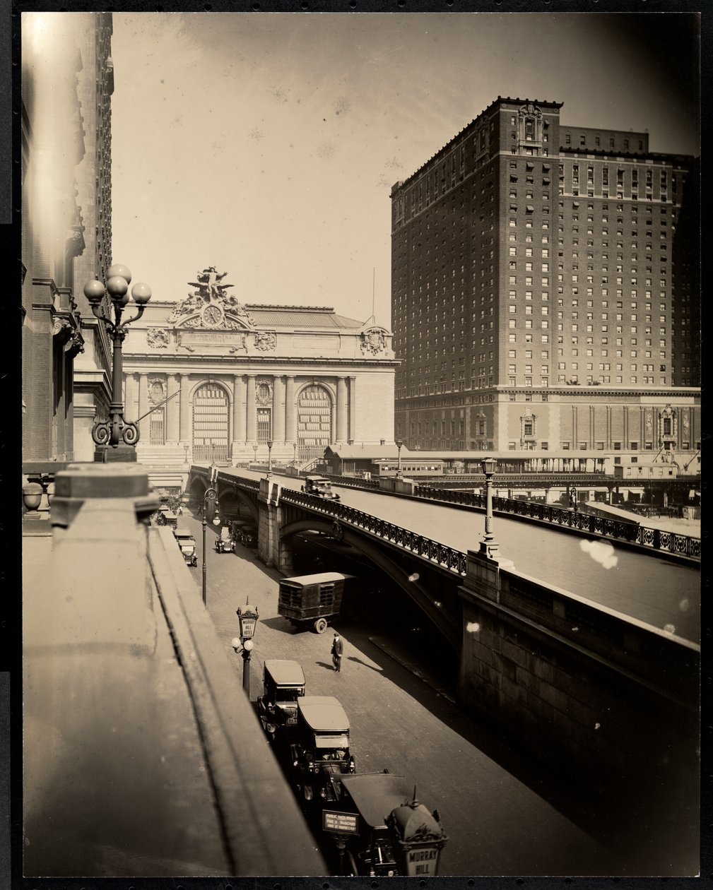 Utsikt over Park Avenue og 42nd Street, 1920 (sølv gelatintrykk) av Byron Company
