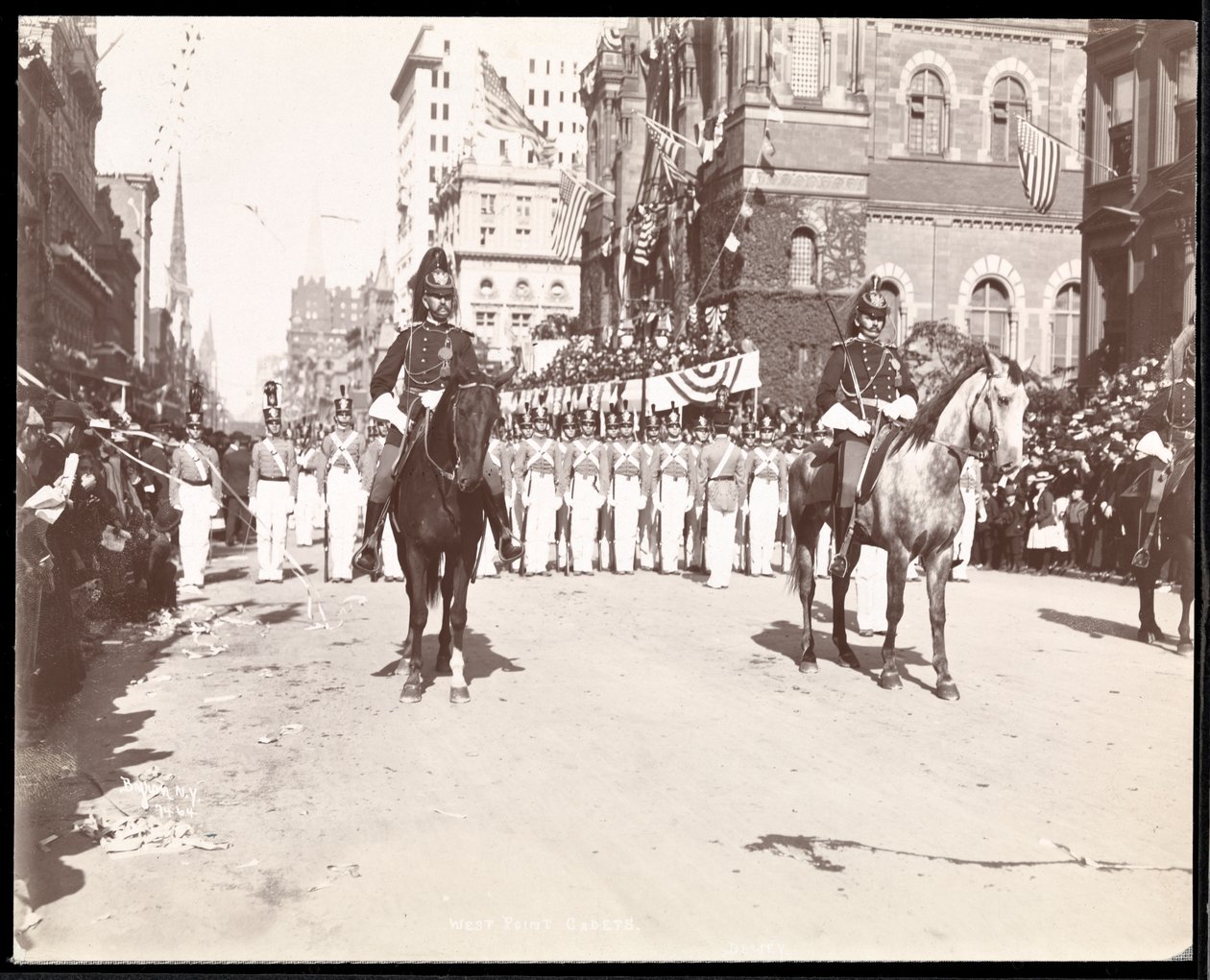 Utsikt over West Point-kadetter i Dewey Parade på Fifth Avenue, New York, 1899 (sølvgelatintrykk) av Byron Company