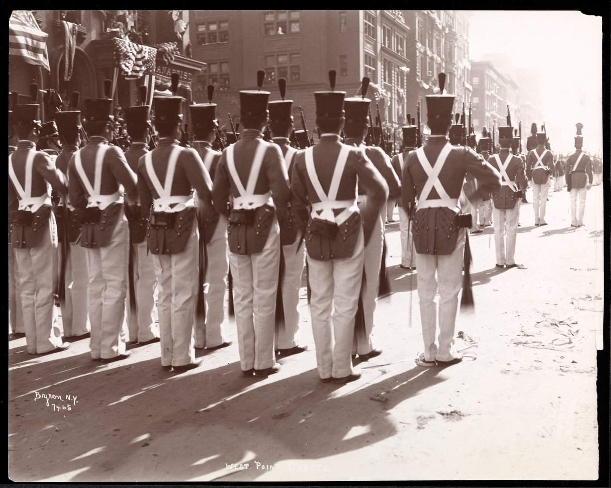 Utsikt over West Point-kadetter i Dewey Parade på Fifth Avenue, New York, 1899 (sølvgelatintrykk) av Byron Company
