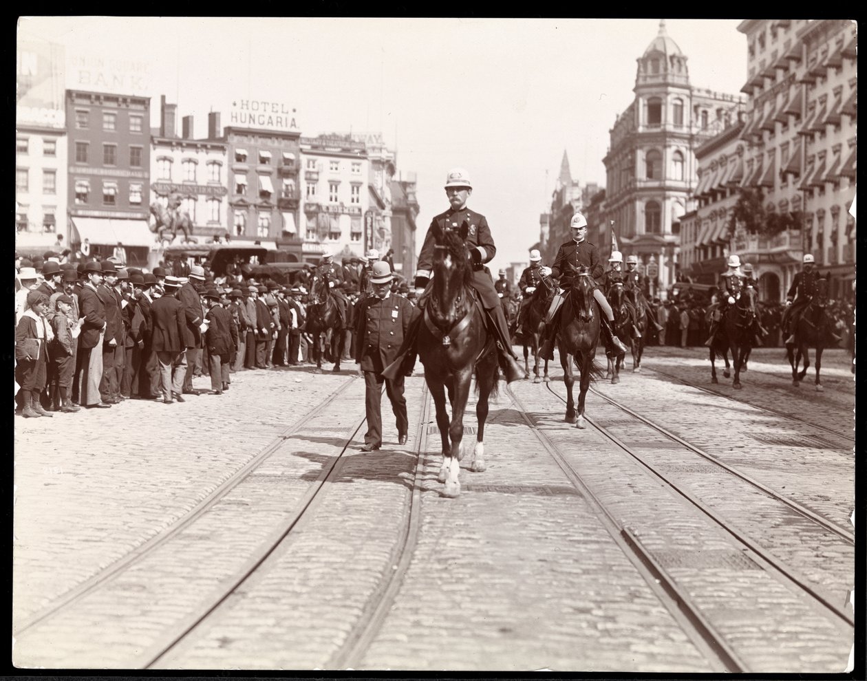 Utsikt over en New York politiparade på Union Square, New York, 1898 (sølv gelatintrykk) av Byron Company