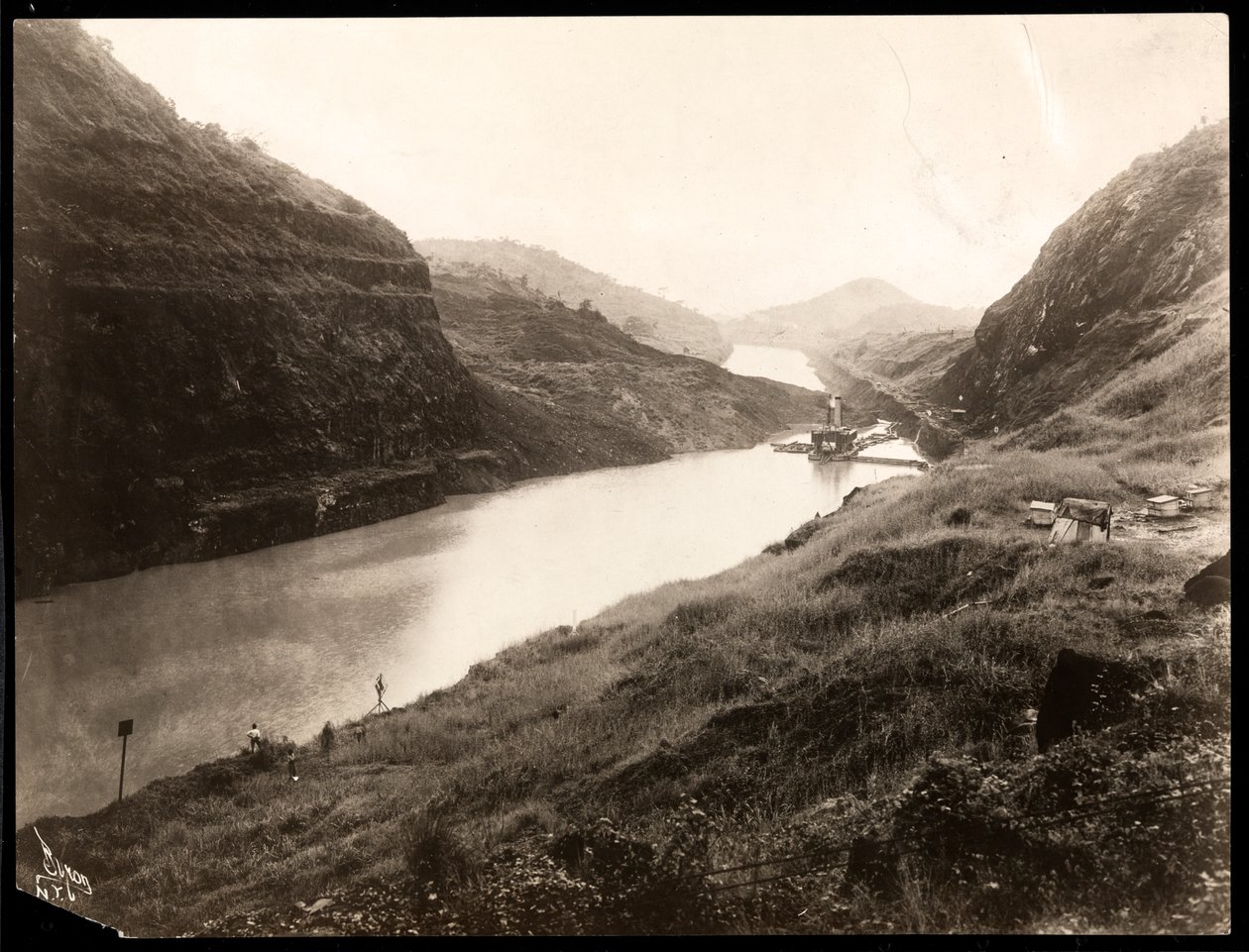 Utsikt over en nygravd del av Panamakanalen under bygging, 1912 eller 1913 (sølvgelatintrykk) av Byron Company