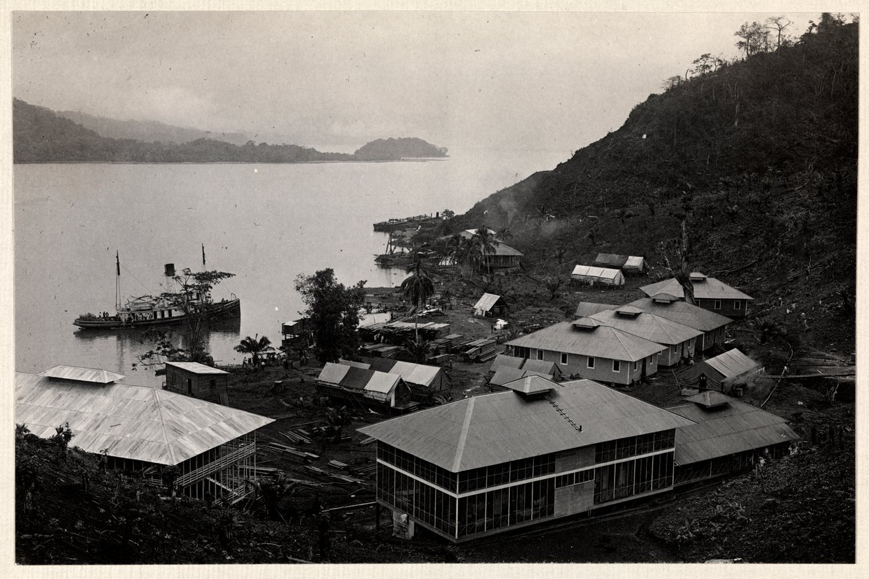 Utsikt over en gruppe bygninger nær en stor vannmasse under byggingen av Panamakanalen, 1912 eller 1913 (sølvgelatintrykk) av Byron Company