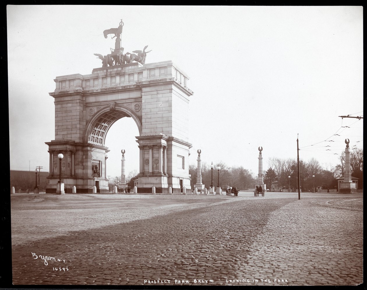 Utsikt over en hestevogn ved inngangen til Prospect Park, Brooklyn, 1903 (sølv gelatintrykk) av Byron Company