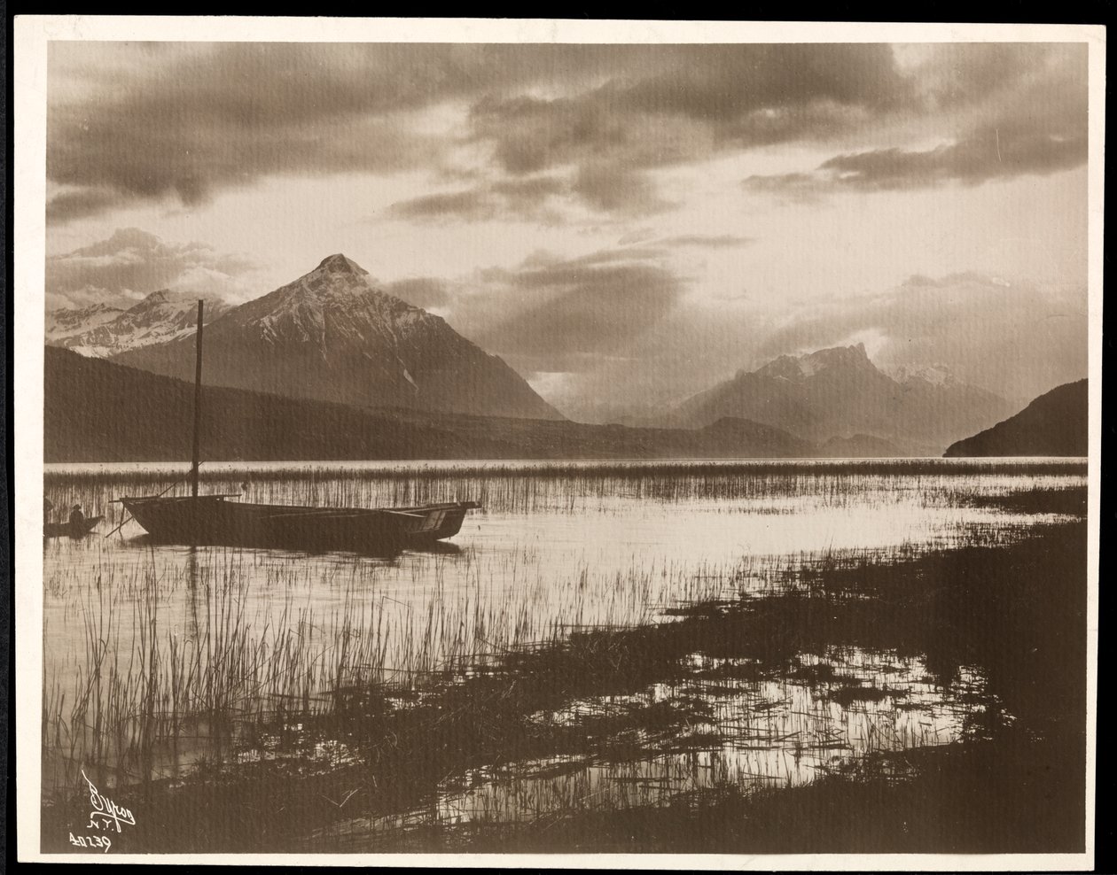 Utsikt over en innsjø og en båt under byggingen av Panamakanalen, 1912 eller 1913 (sølvgelatintrykk) av Byron Company