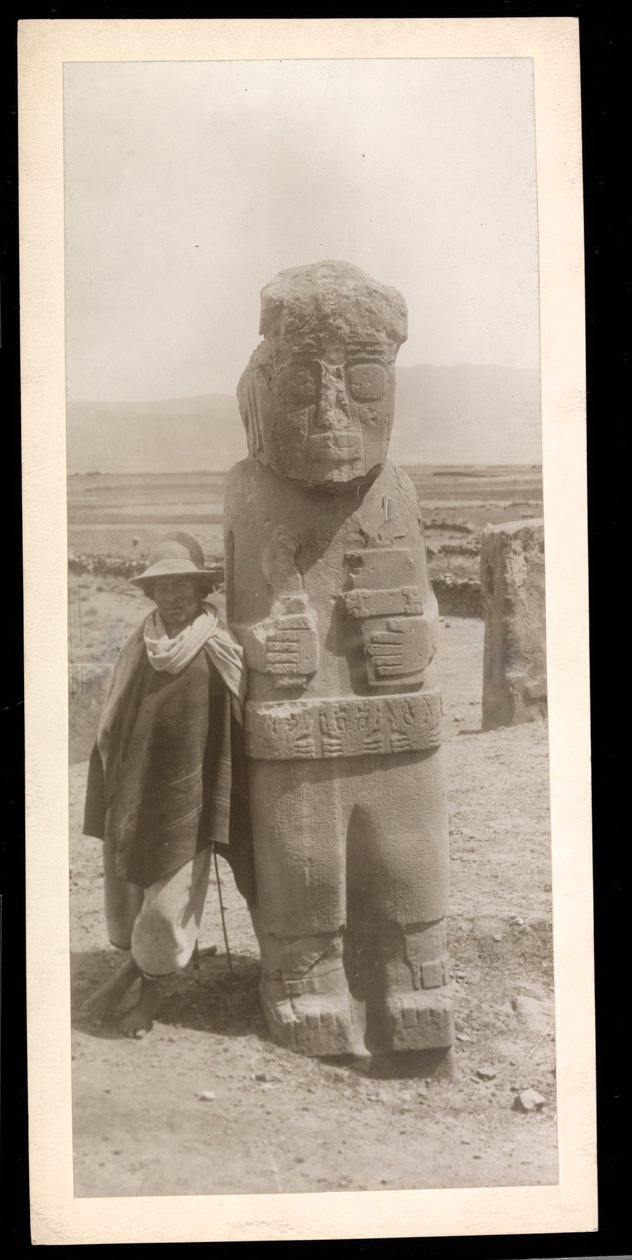 Utsikt over en stor skulpturert figur, tilsynelatende en antikk, med en mann ved siden av, 1896 (sølv gelatintrykk) av Byron Company