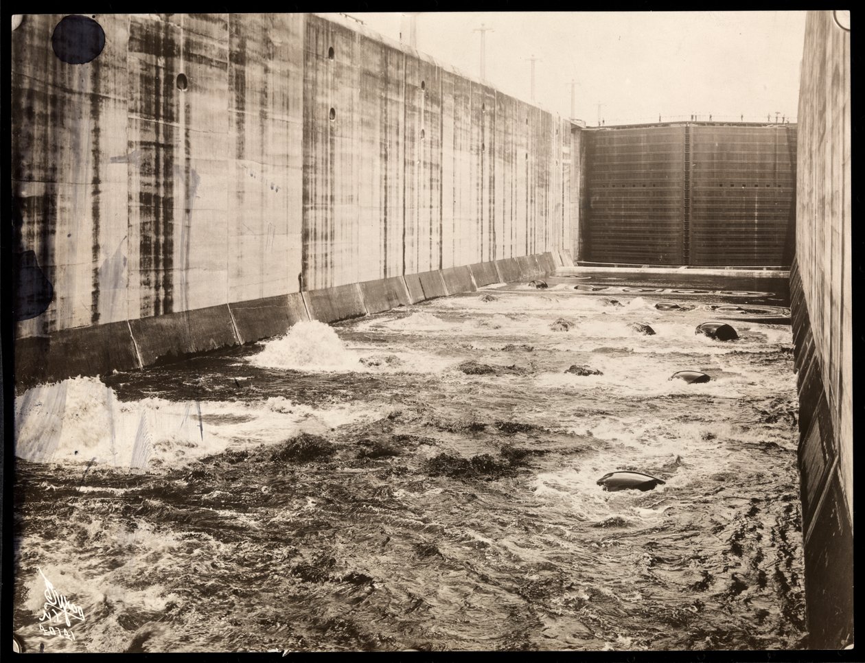Utsikt over en lås under byggingen av Panamakanalen, 1913 (sølv gelatintrykk) av Byron Company