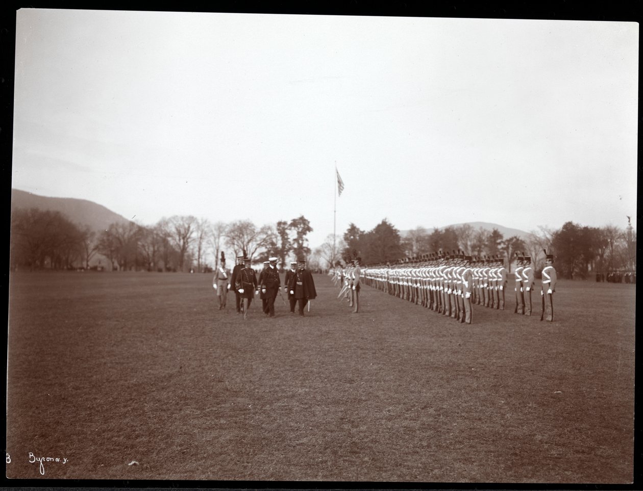 Utsikt over en militærinspeksjon ved West Point etter besøket til prins Louis av Battenberg, 1905 (sølvgelatintrykk) av Byron Company