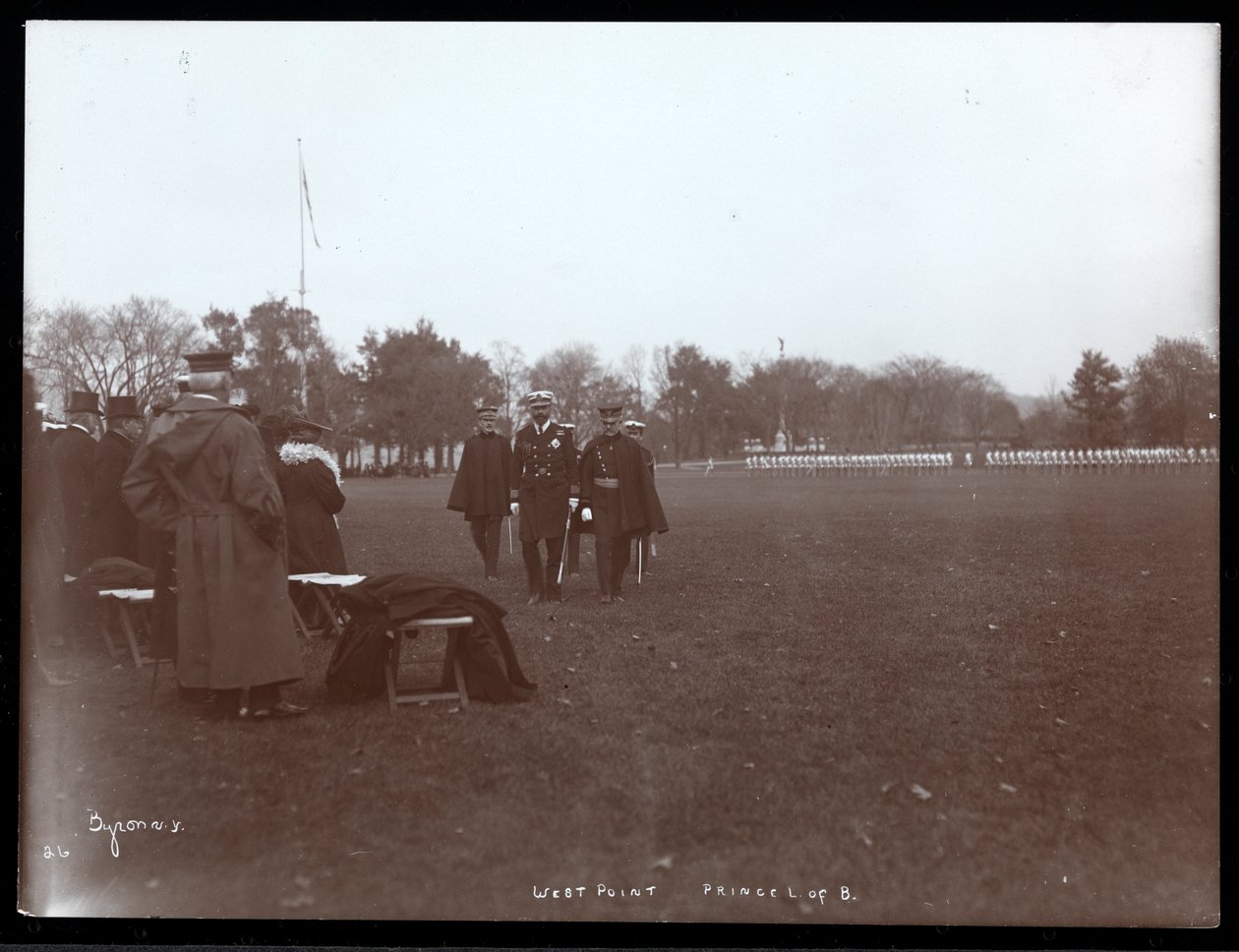 Utsikt over en militærinspeksjon ved West Point etter besøket til prins Louis av Battenberg, 1905 (sølvgelatintrykk) av Byron Company