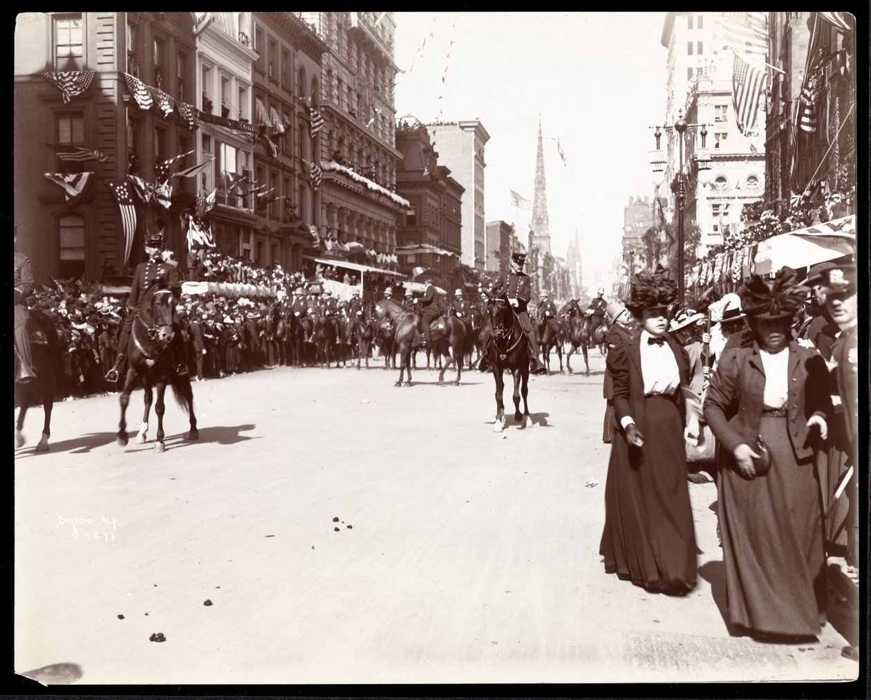 Utsikt over en montert militærgruppe i Dewey Parade på Fifth Avenue, New York, 1899 (sølv gelatintrykk) av Byron Company