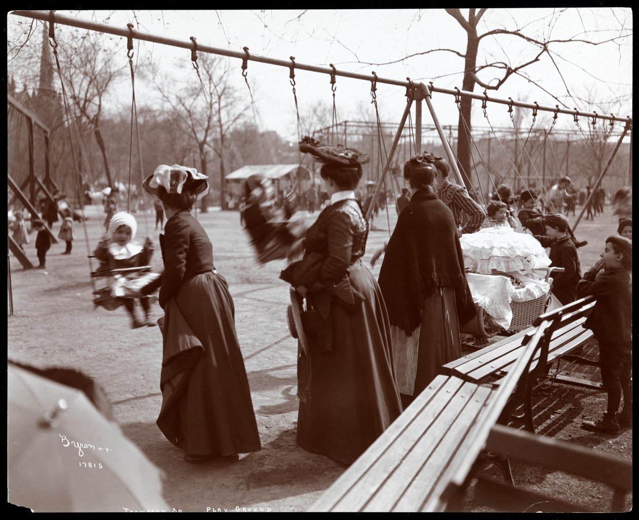 Utsikt over en kvinne som dytter barn på huskene ved Tompkins Square Park, på Arbor Day, New York, 1904 (sølv gelatintrykk) av Byron Company