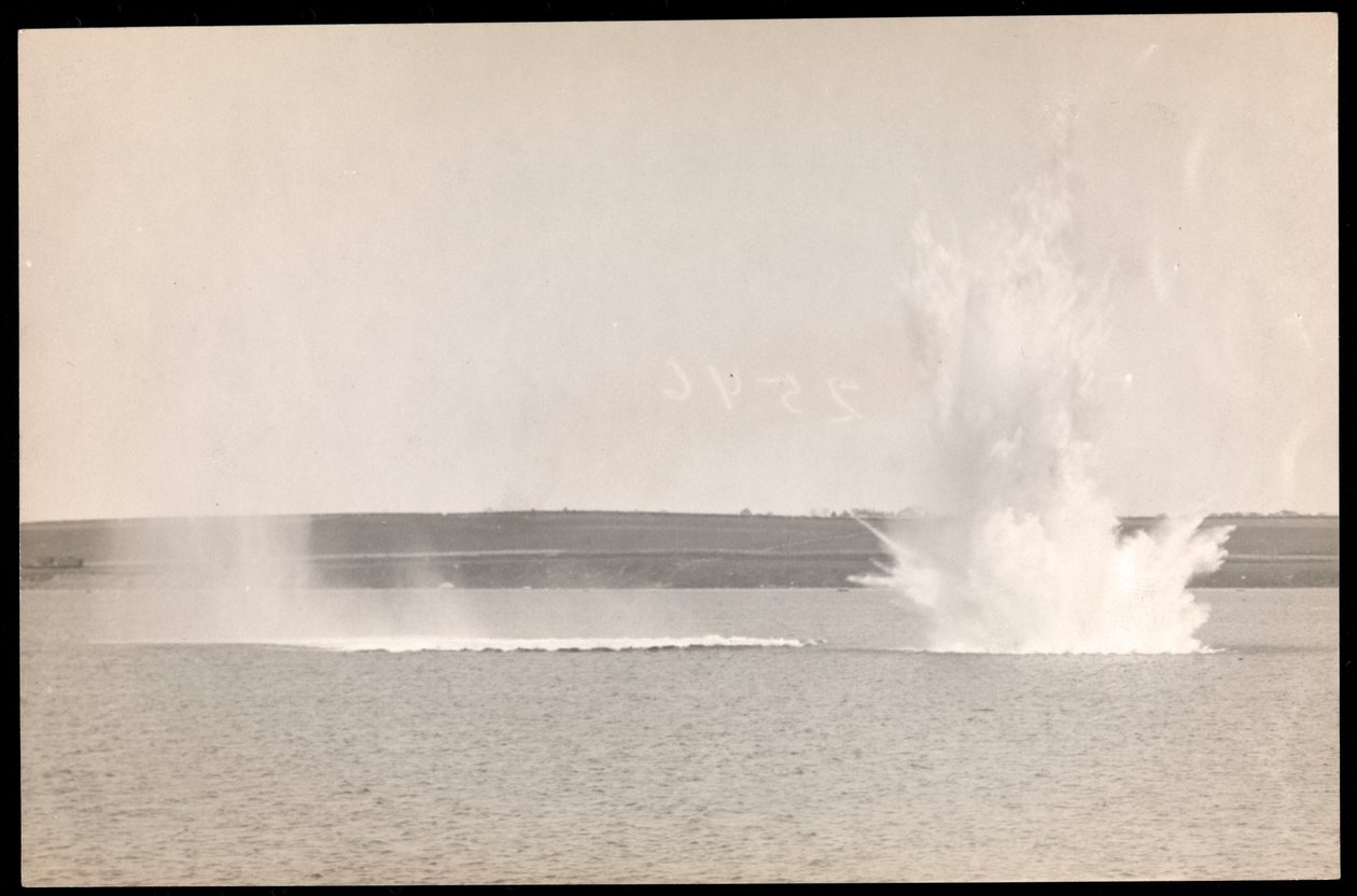 Utsikt over en undervannseksplosjon, med vann som stiger opp fra overflaten, under byggingen av Panamakanalen, 1913 (sølvgelatintrykk) av Byron Company