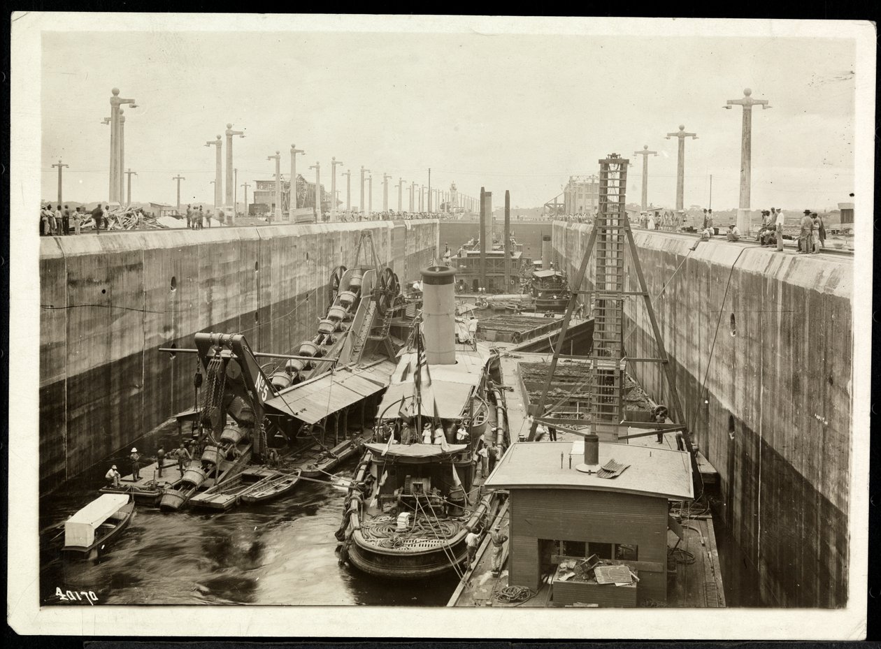 Utsikt over lektere i Panamakanalen under bygging, 1912 eller 1913 (sølv gelerende trykk) av Byron Company