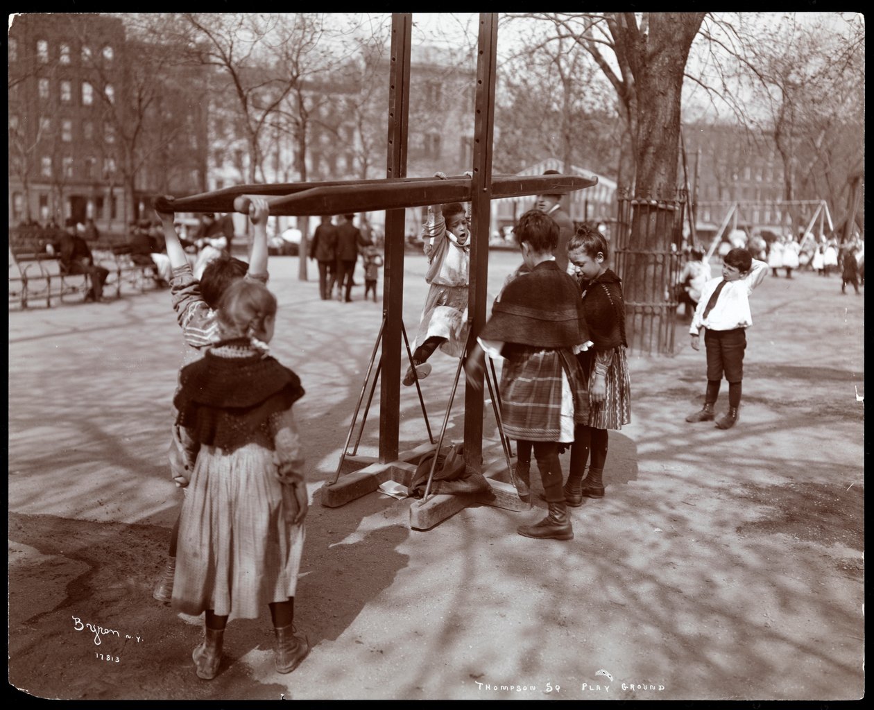 Utsikt over barn som leker på lekeapparater i Tompkins Square Park, på Arbor Day, New York, 1904 (sølv gelatintrykk) av Byron Company