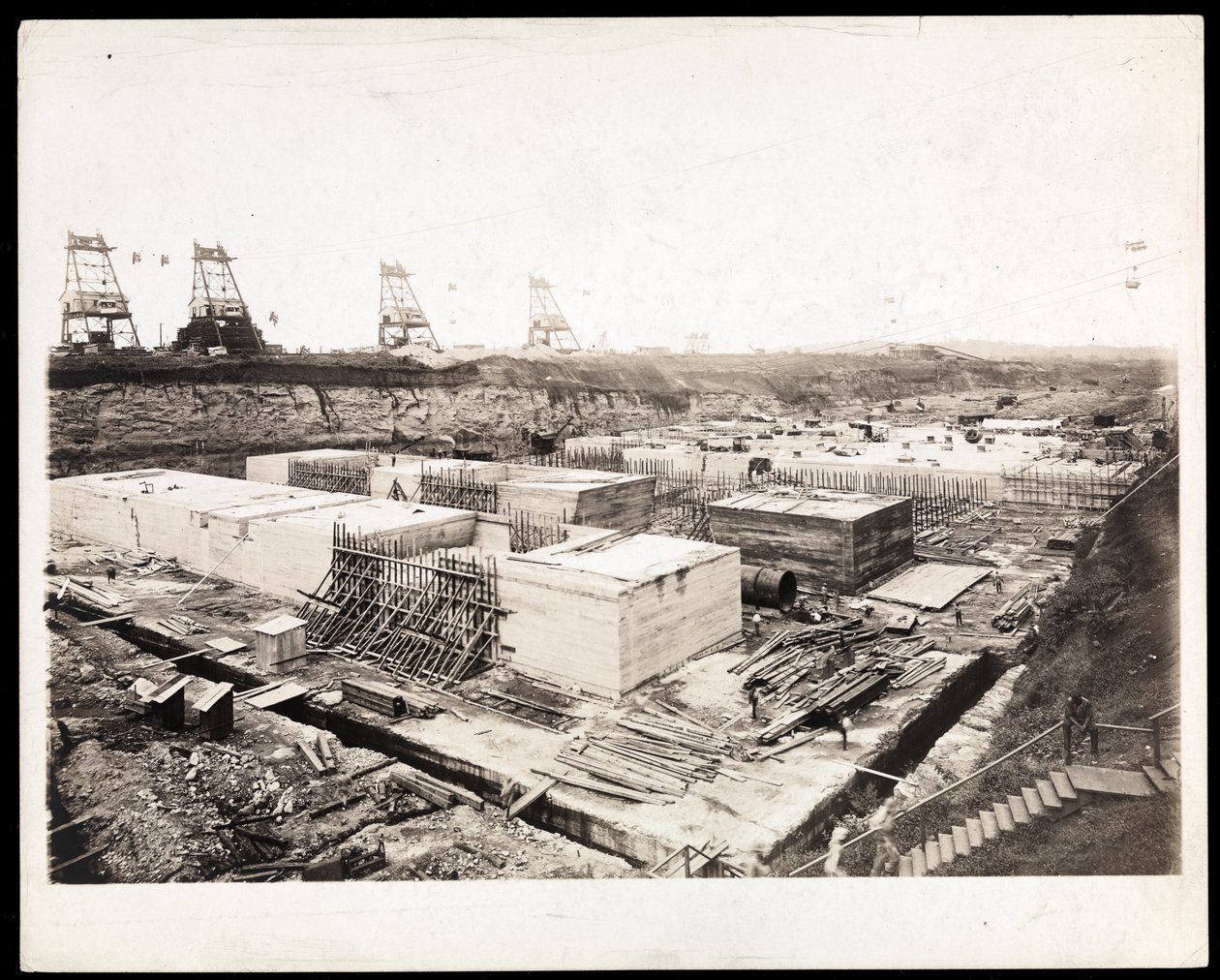 Utsikt over konstruksjonen av Panamakanalen med betongformer og synlig utgraving, 1912 eller 1913 (sølvgelatintrykk) av Byron Company