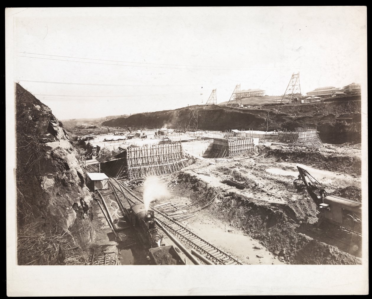 Utsikt over konstruksjonen av Panamakanalen med betongformer, tog, gravemaskiner og utgravninger synlige, 1912 eller 1913 (sølvgelatintrykk) av Byron Company