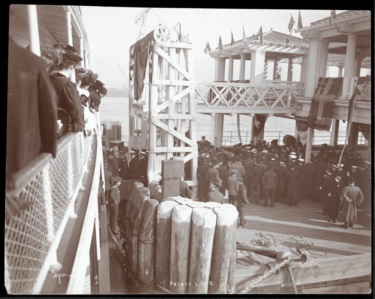Utsikt over folkemengdene på C.W. Morse og på 42nd Street-dokken ved Hudson River ved besøket av prins Louis av Battenberg, 1905 (sølv gelatintrykk) av Byron Company