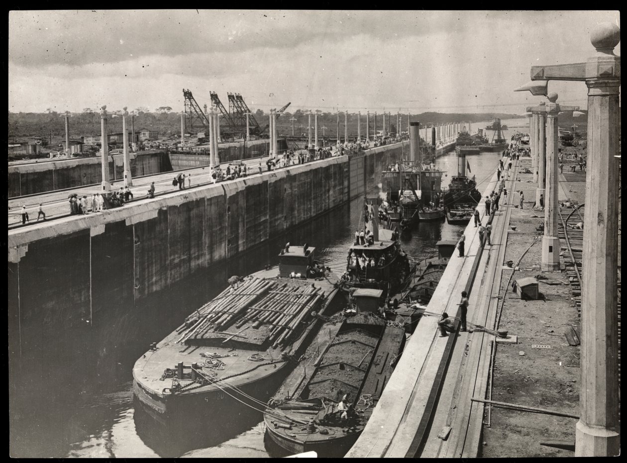 Utsikt over mudder og båter ved en sluse i Panamakanalen under bygging, 1912 eller 1913 (sølv gelatintrykk) av Byron Company