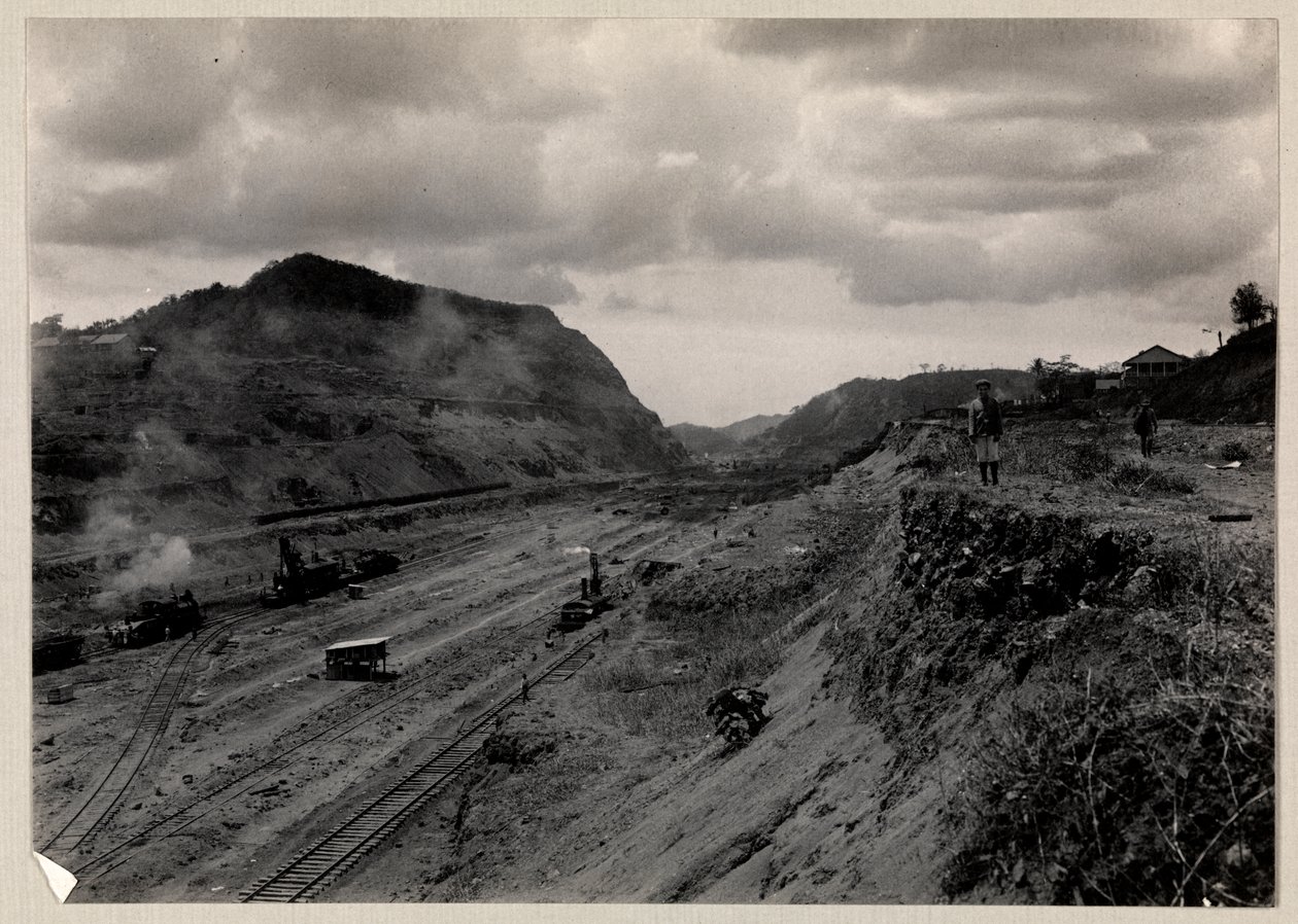 Utsikt over utstyr og jernbanespor i Panamakanalen under byggingen, 1912 eller 1913 (sølvgelatintrykk) av Byron Company