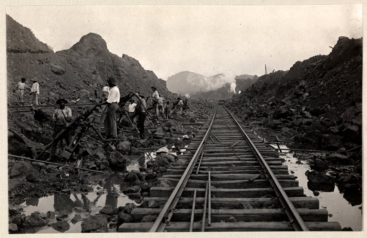 Utsikt over arbeidere som graver Panamakanalen med jernbanespor gjennom grøften, 1912 eller 1913 (sølvgelatintrykk) av Byron Company