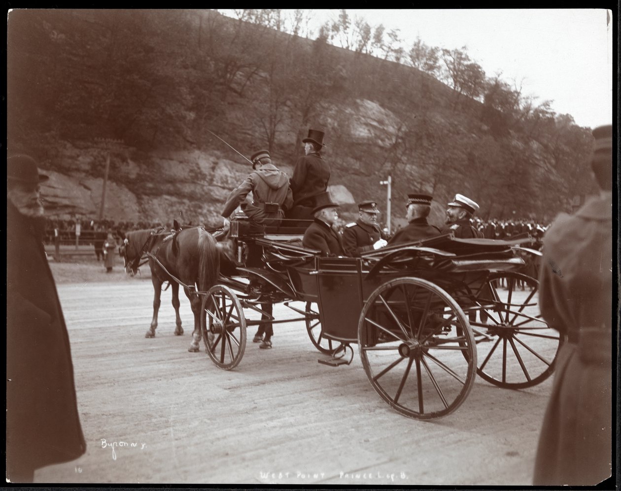 Utsikt over militære menn, inkludert kontreadmiral Robley Dunglison Evans, og prinsen i en vogn på West Point, 1905 (sølv gelatintrykk) av Byron Company
