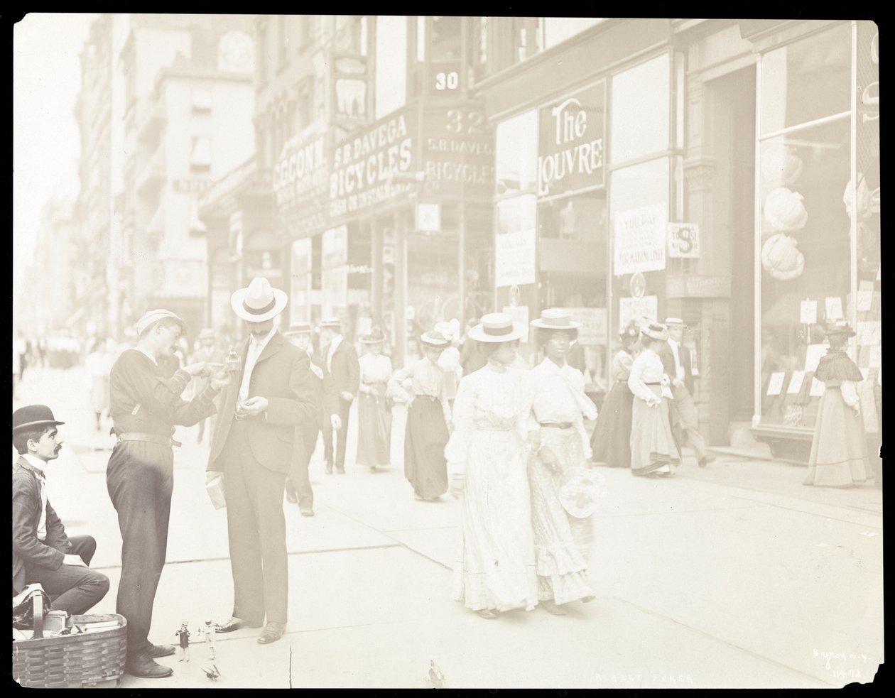 Utsikt over kjøpmenn som selger leker på gaten, New York, 1902 (sølv gelatintrykk) av Byron Company