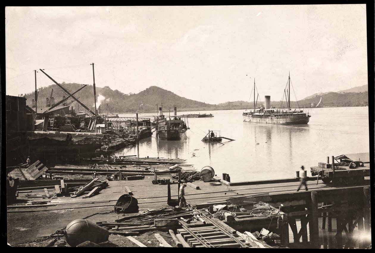 Utsikt over brygge og skip i havnen i Balboa, Panama, Stillehavsinngangen til kanalen, 1912 eller 1913 (sølvgelatintrykk) av Byron Company