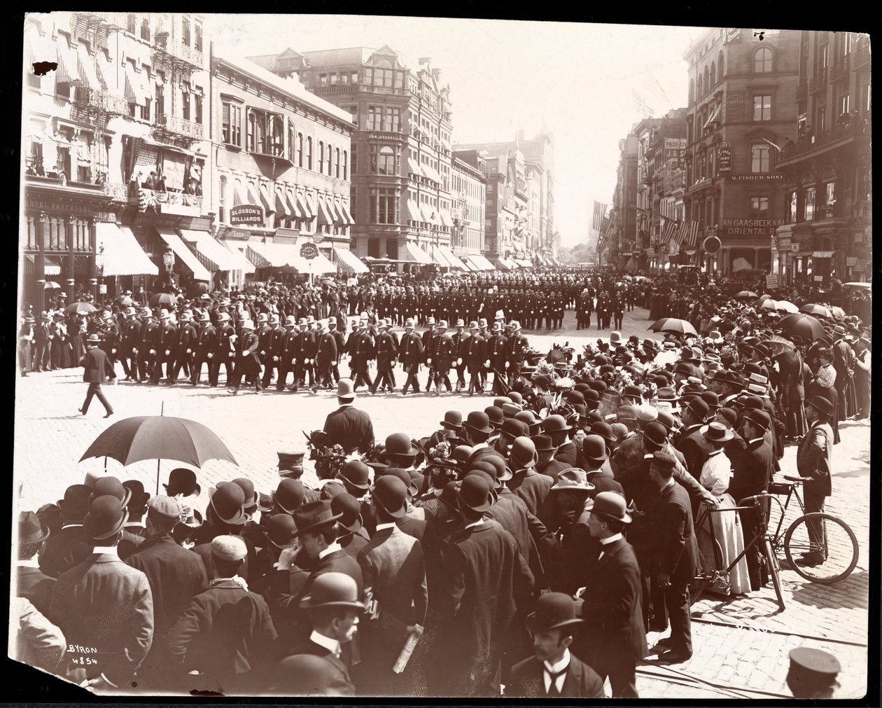 Utsikt over politi som marsjerer i en politiparade i New York City, New York, 1898 (sølv gelatintrykk) av Byron Company