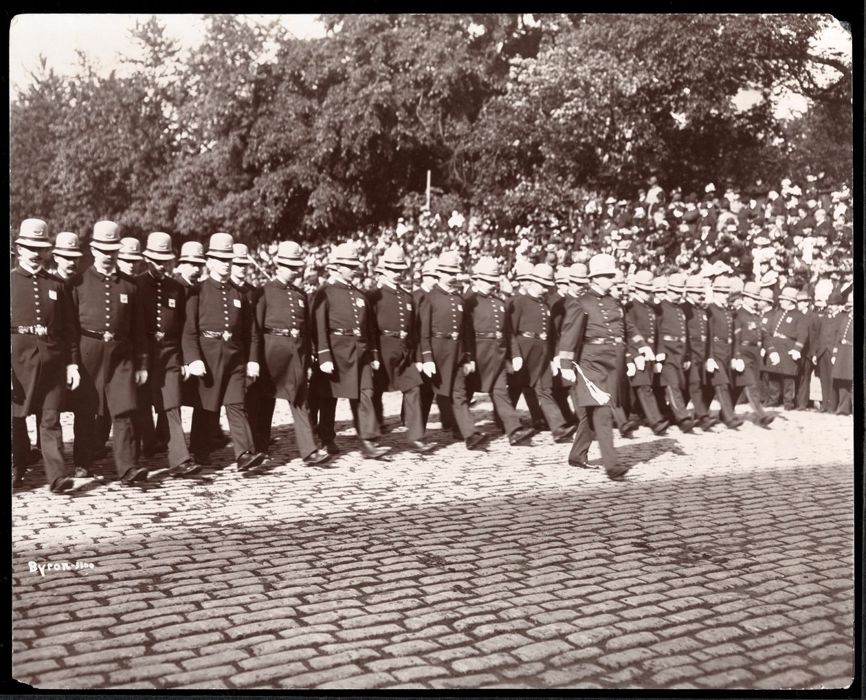 Utsikt over politi som marsjerer i en politiparade i New York City, New York, 1898 (sølv gelatintrykk) av Byron Company