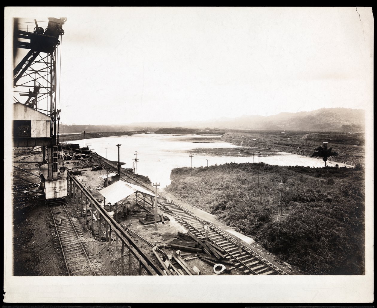 Utsikt over jernbanespor og maskineri ved byggingen av Panamakanalen, 1912 eller 1913 (sølvgelatintrykk) av Byron Company
