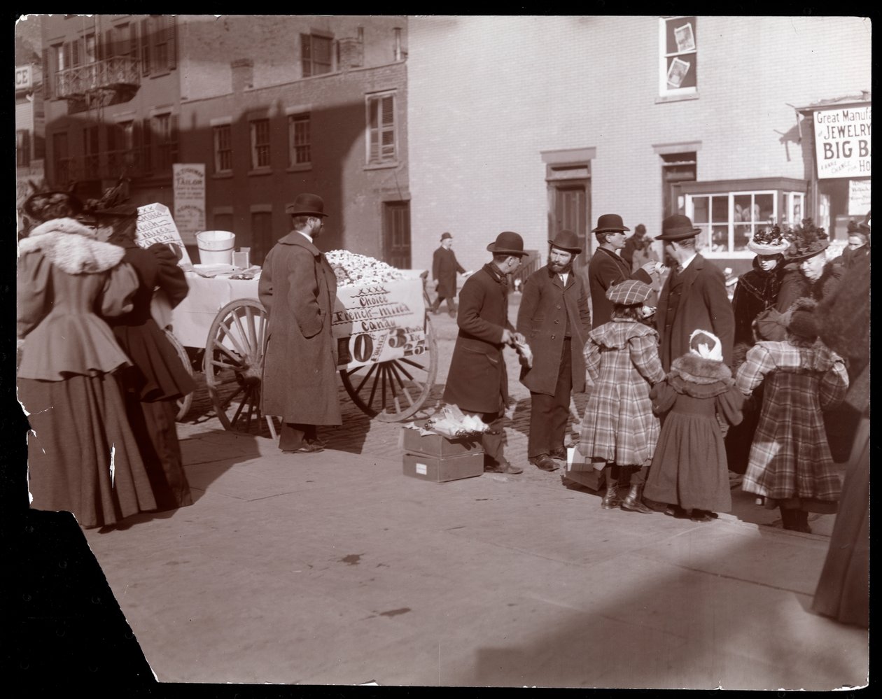Utsikt over gateselgere som selger fransk blandet godteri og andre varer nær 6th Avenue, New York, ca. 1895 (sølv gelatintrykk) av Byron Company