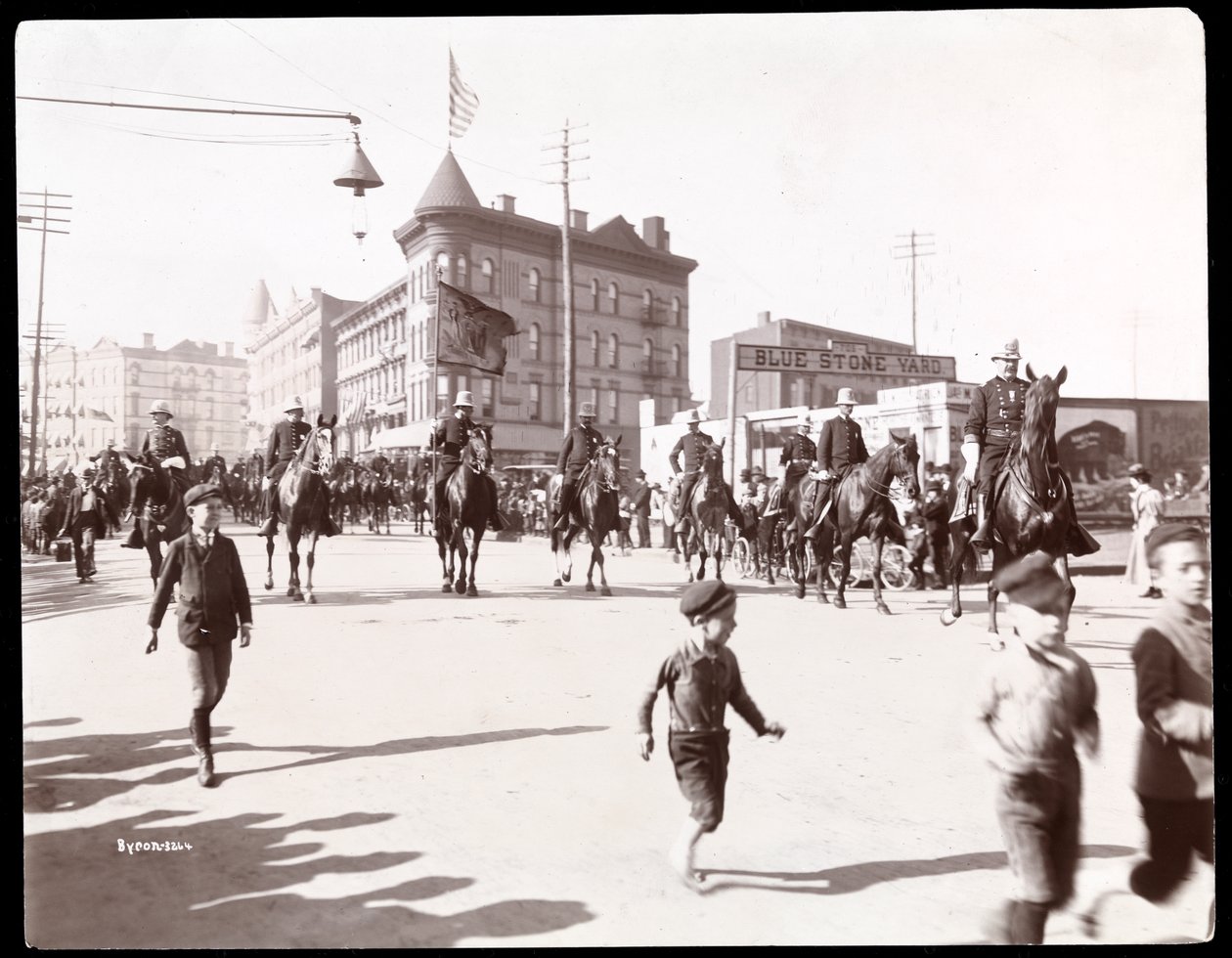 Utsikt over Brooklyn Police Parade, 1897 (sølv gelatintrykk) av Byron Company