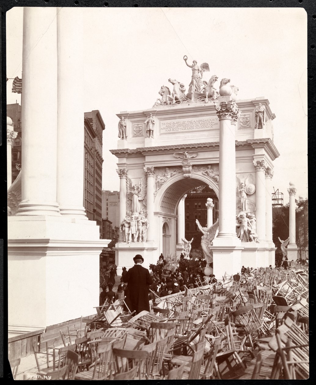 Utsikt over Dewey Arch ved 5th Avenue og Madison Square etter Dewey Parade, New York, 1899 (sølv gelatintrykk) av Byron Company
