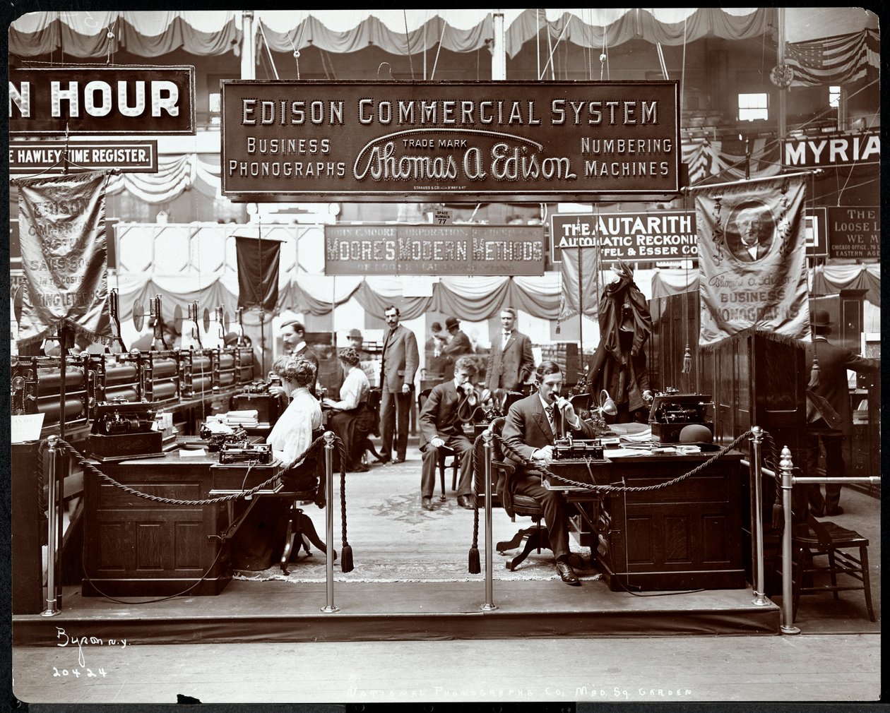 Utsikt over Edison Co.-standen med kontorutstyr på en messe i Madison Square Garden, New York, 1905 (sølv gelatintrykk) av Byron Company