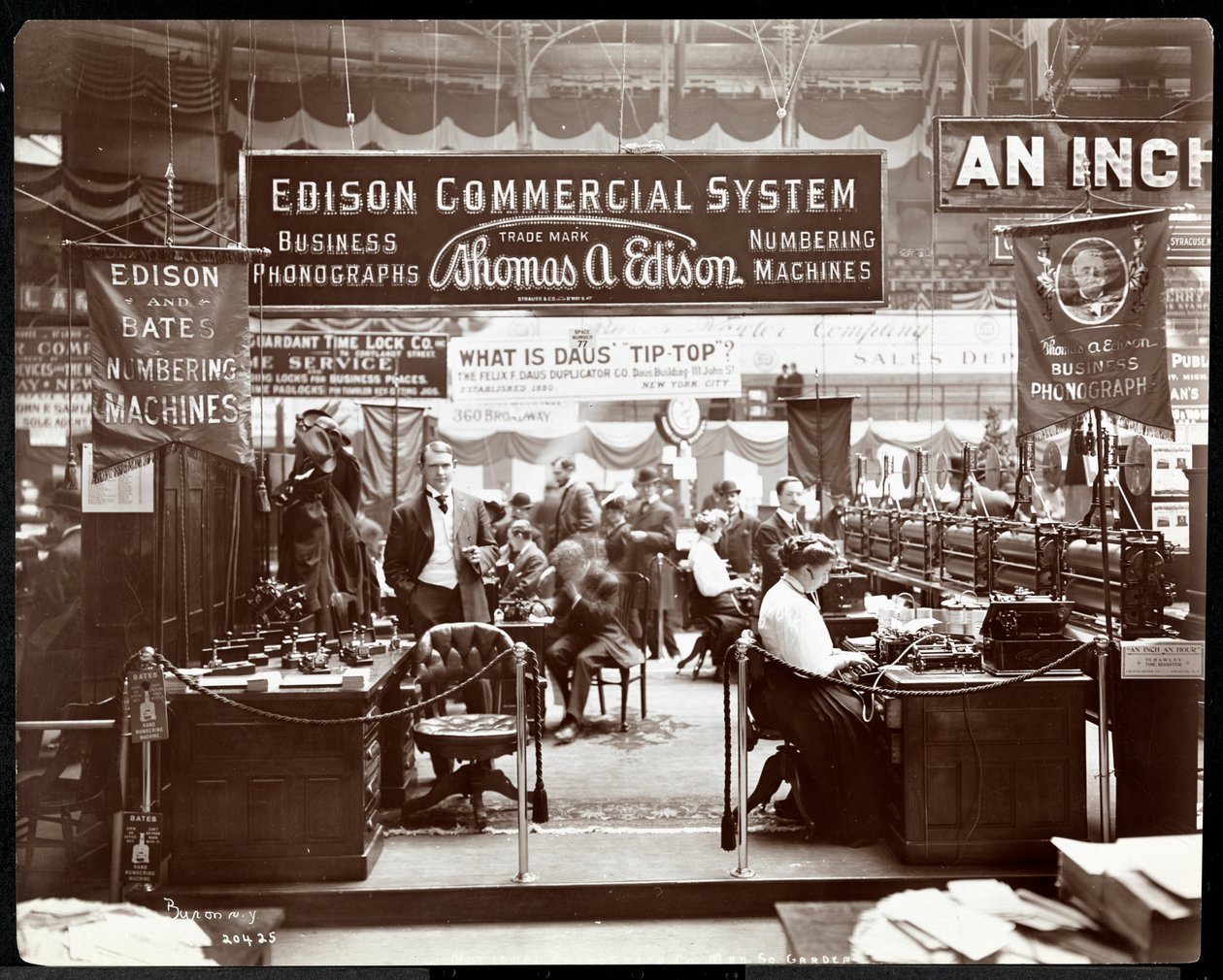 Utsikt over Edison Co.-standen med kontorutstyr på en messe i Madison Square Garden, New York, 1906 (sølv gelatintrykk) av Byron Company