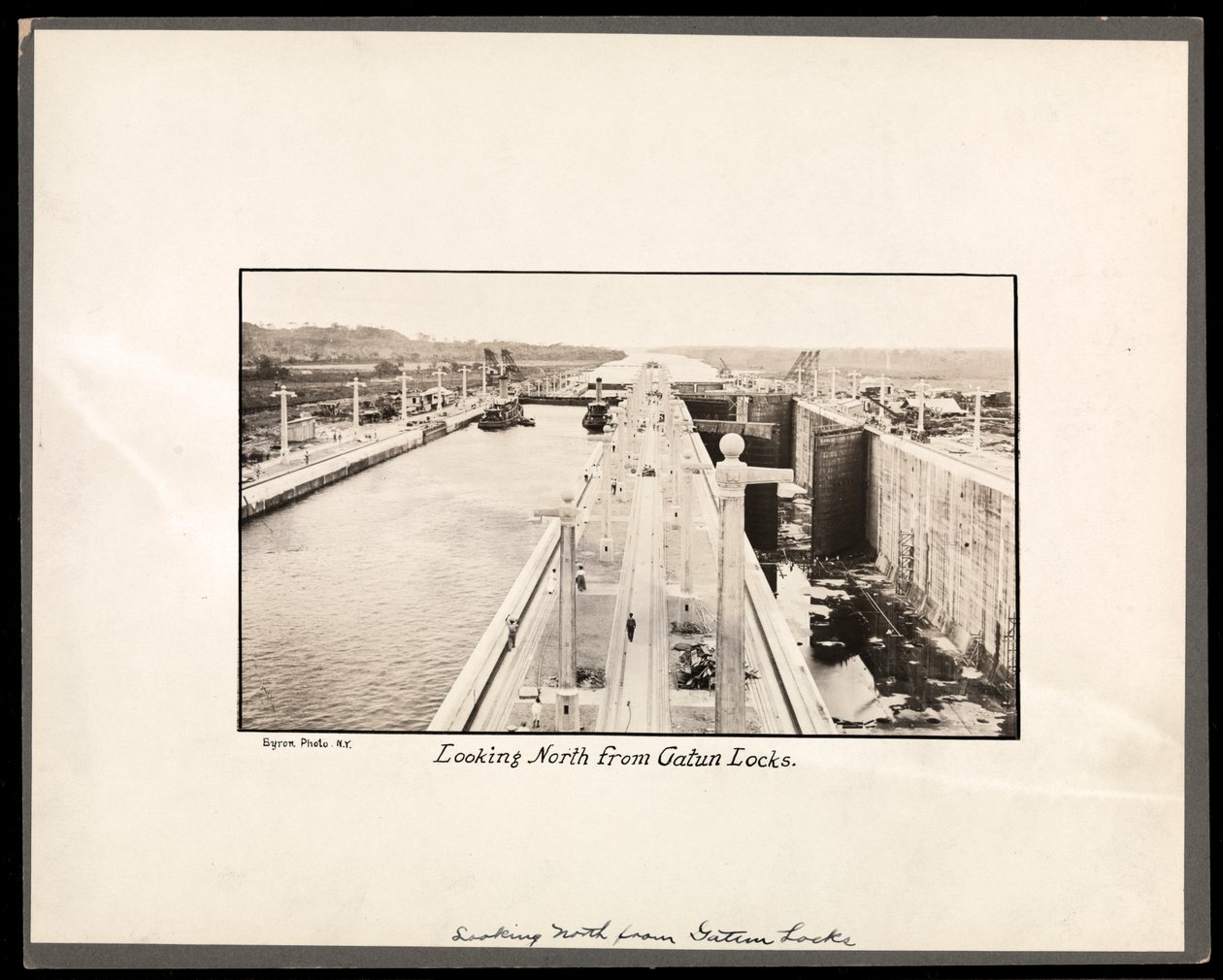Utsikt over Gatun-slusene til Panamakanalen, under bygging, 1912 eller 1913 (sølvgelatintrykk) av Byron Company