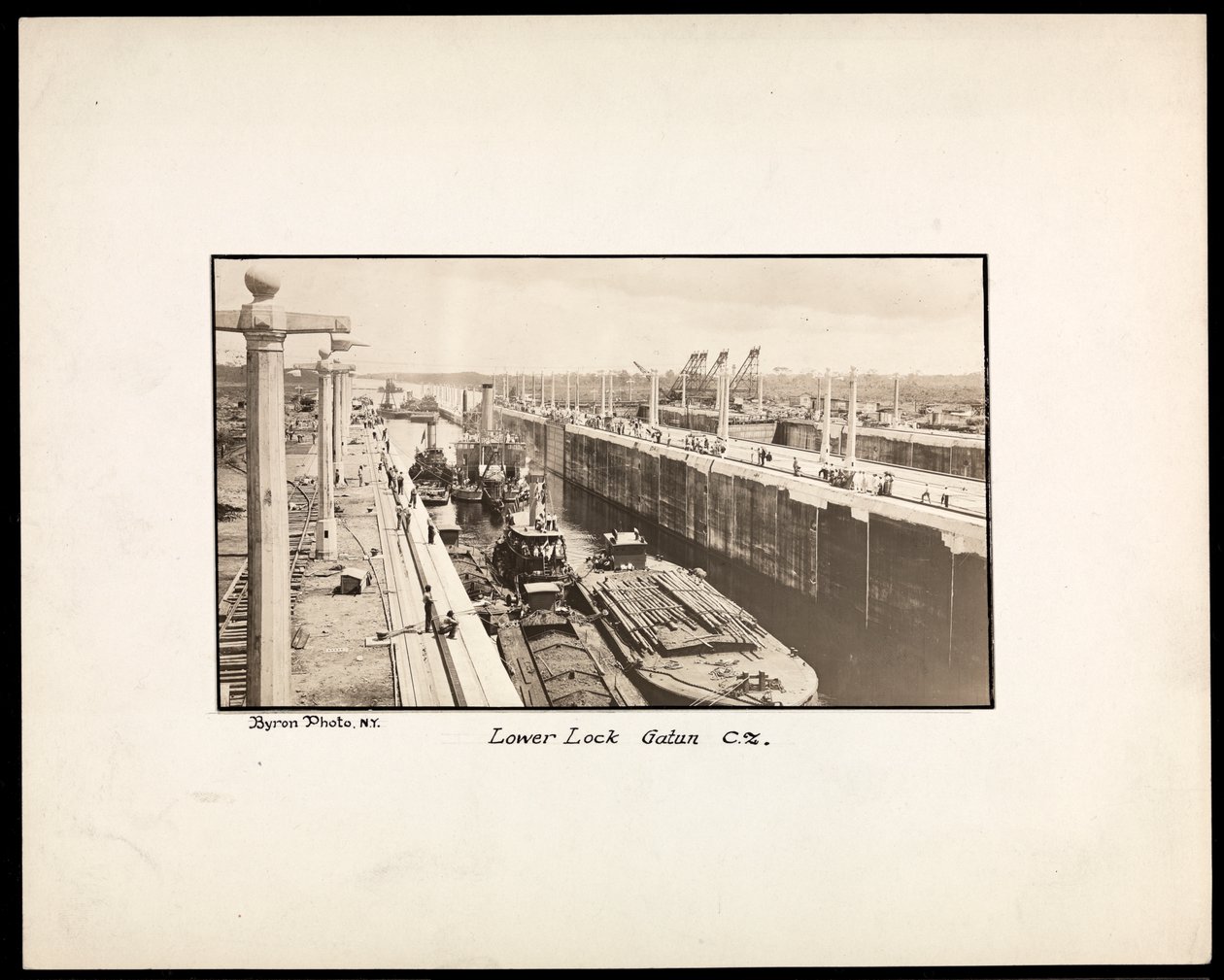 Utsikt over Gatun-slusene på Panamakanalen, under bygging, 1912 eller 1913 (sølvgelatintrykk) av Byron Company