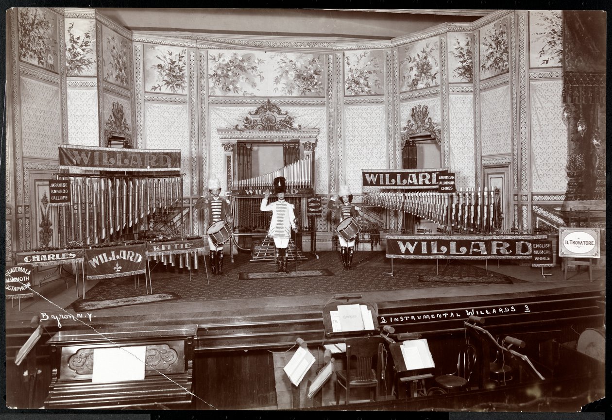 View of the Instrumental Willards, i kostyme på en forseggjort scene fylt med unike musikkinstrumenter, New York, 1907 (sølv gelatintrykk) av Byron Company