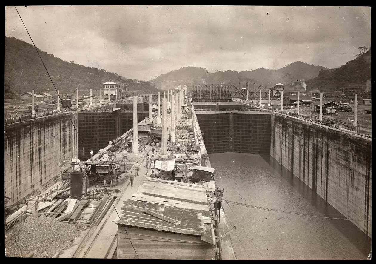 Utsikt over Pedro Miguel-slusene under byggingen av Panamakanalen, 1912 eller 1913 (sølvgelatintrykk) av Byron Company