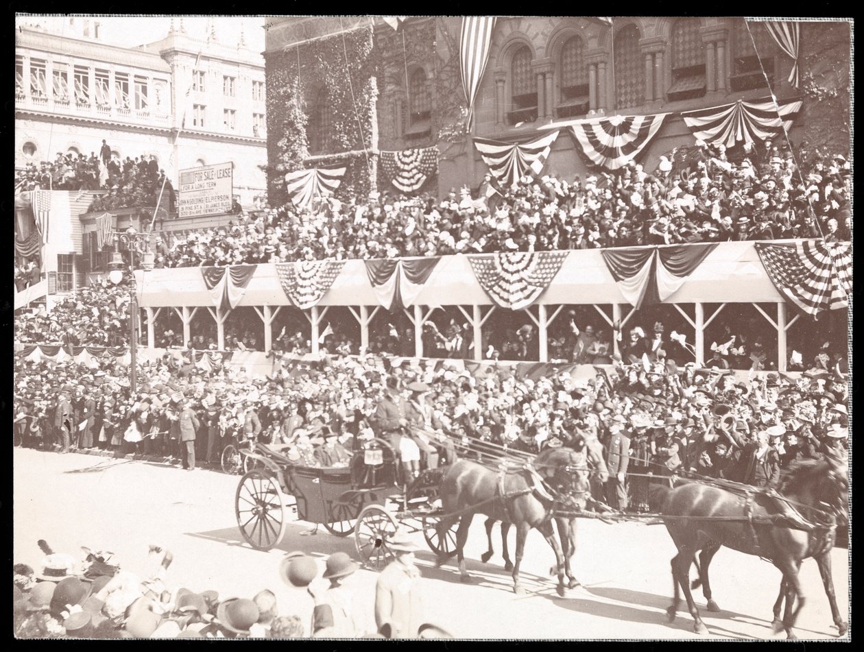 Utsikt over folkemengden og en hestevogn i Dewey Parade på Fifth Avenue, New York, 1899 (sølv gelatintrykk) av Byron Company