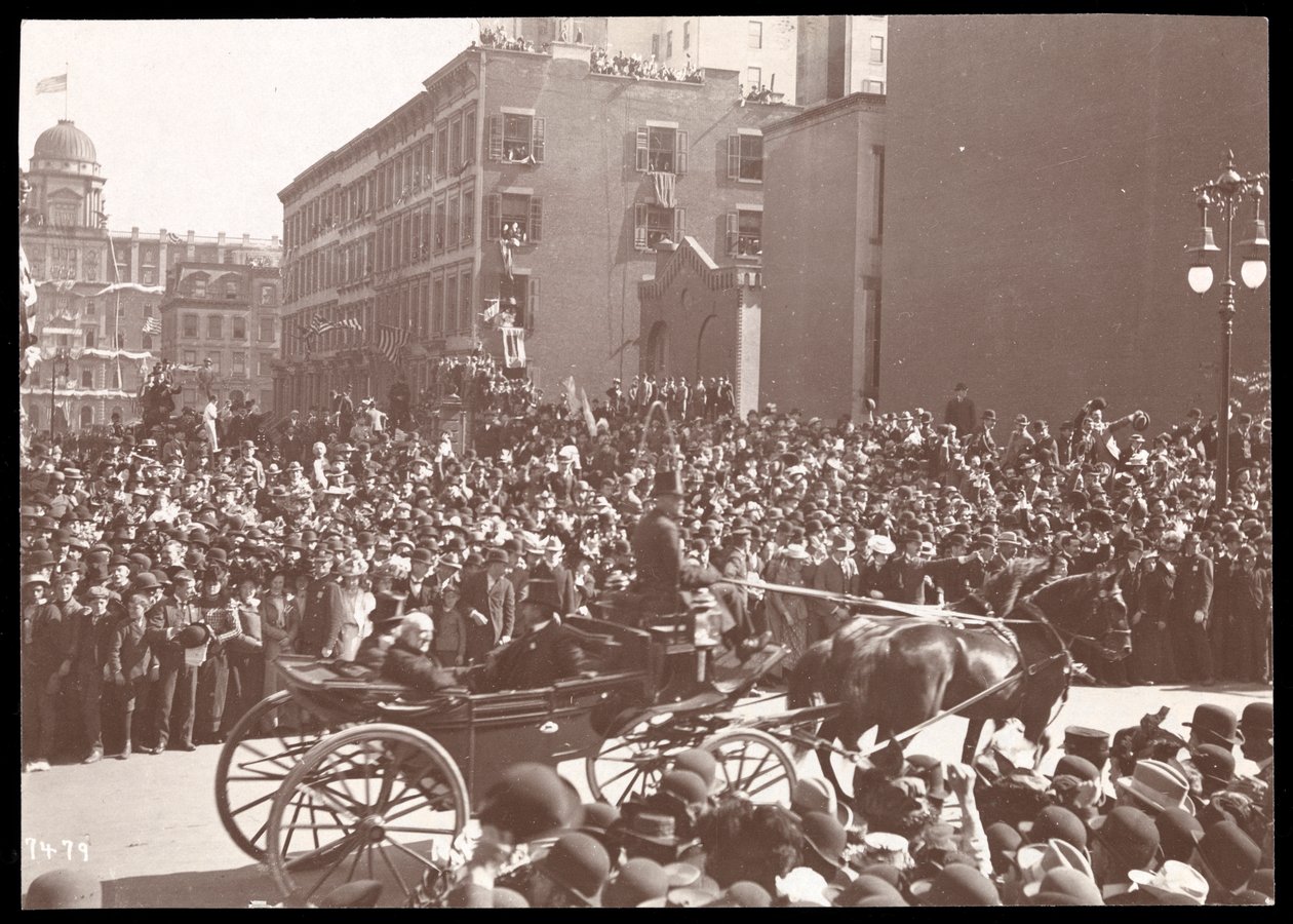 Utsikt over folkemengden og en hestevogn i Dewey Parade på Fifth Avenue, New York, 1899 (sølv gelatintrykk) av Byron Company