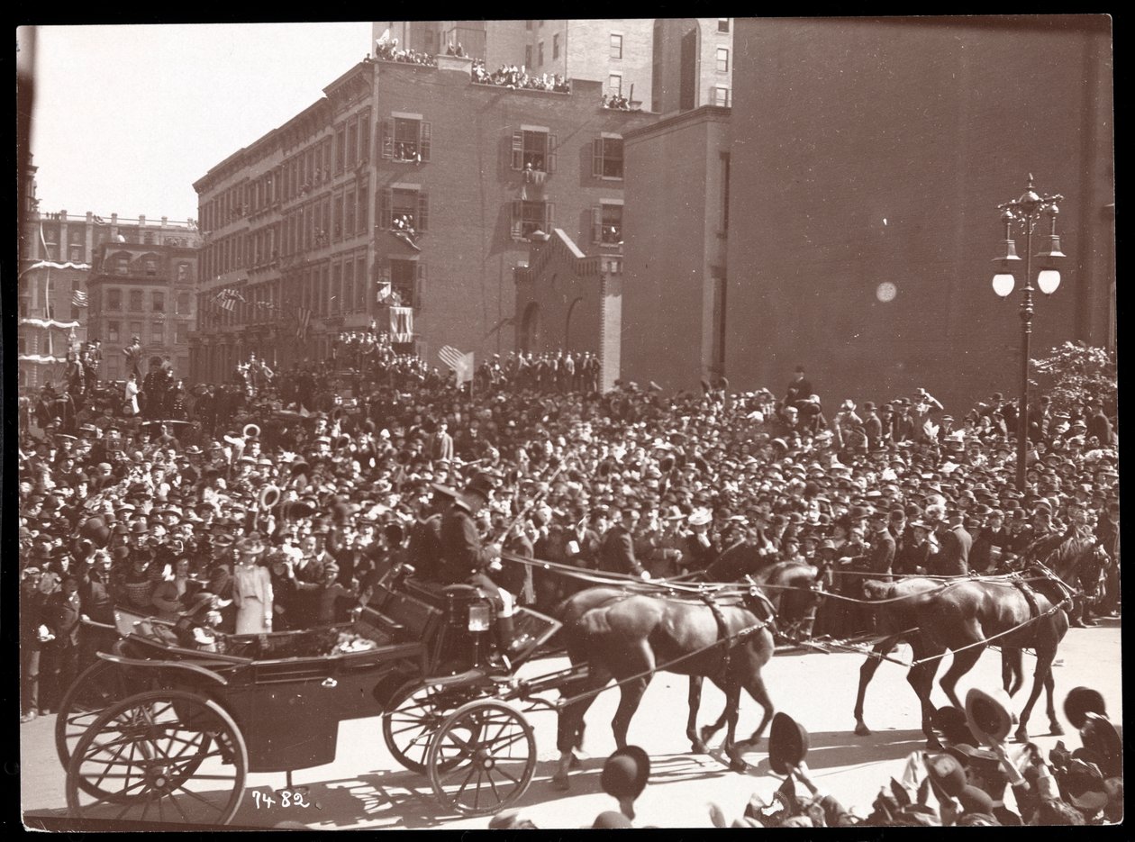 Utsikt over folkemengden og en hestevogn i Dewey Parade på Fifth Avenue, New York, 1899 (sølv gelatintrykk) av Byron Company