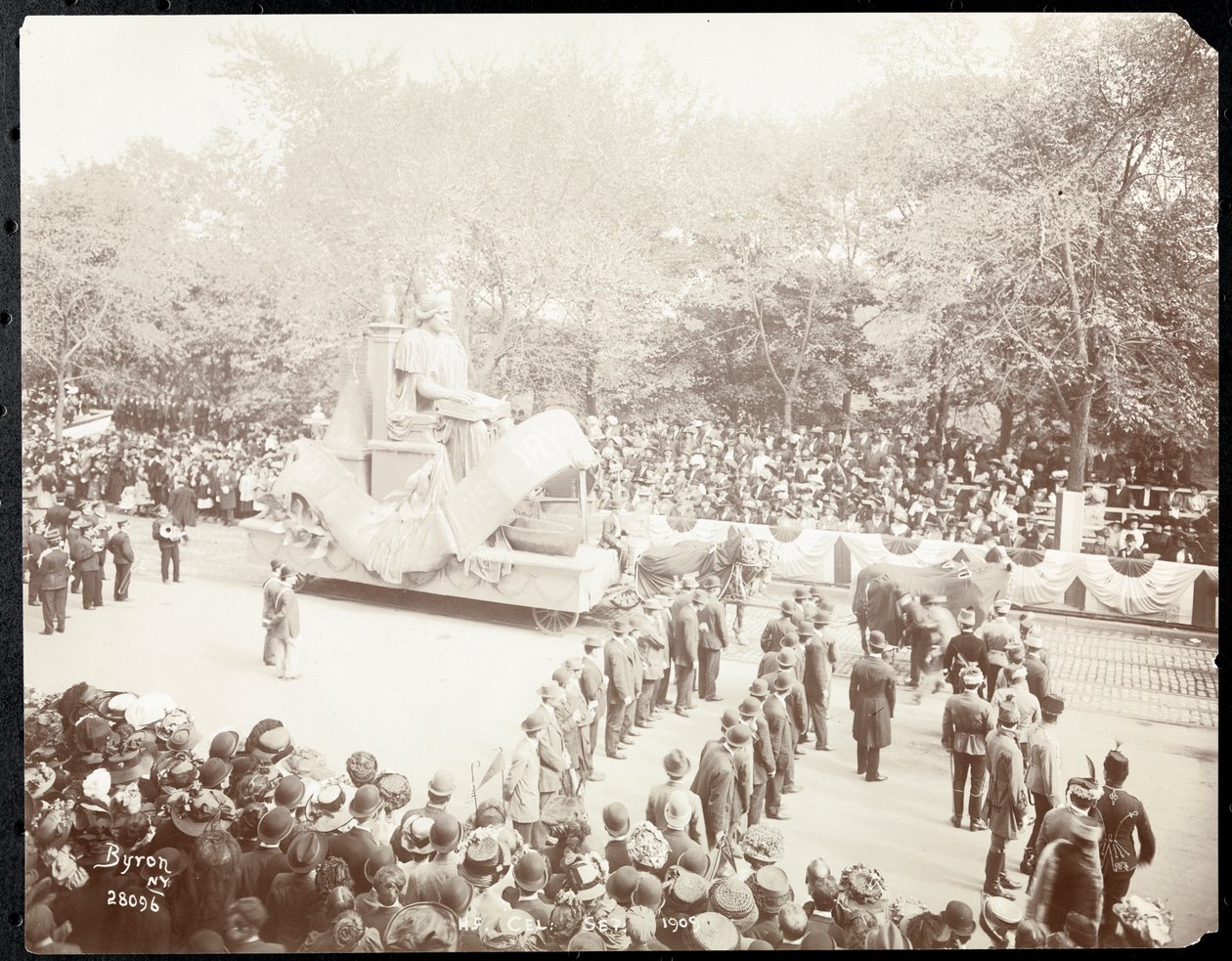Utsikt over folkemengden og en hest trukket flyte ved paraden av Hudson Fulton Celebration, New York, september 1909 (sølv gelatintrykk) av Byron Company