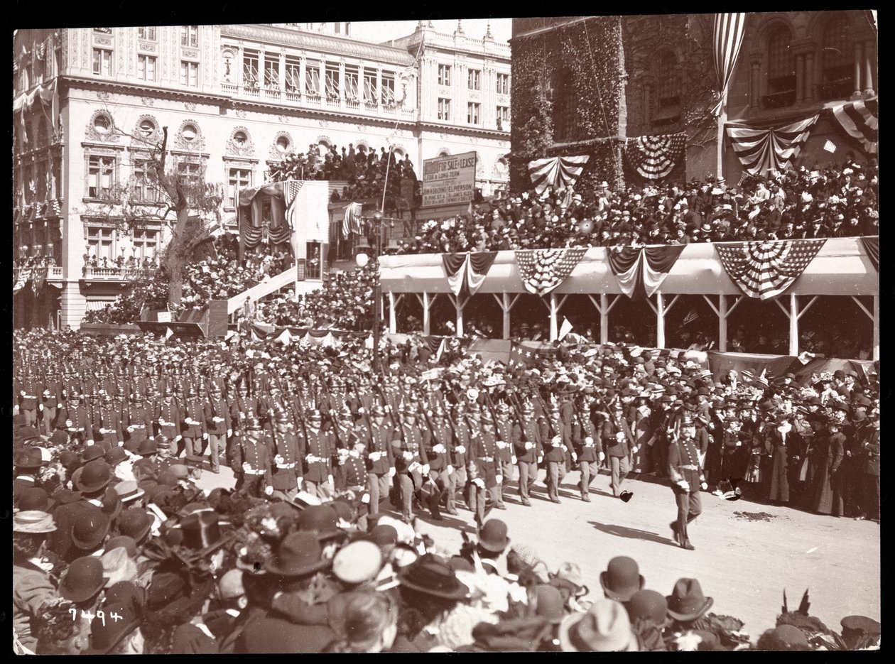 Utsikt over folkemengden og en marsjerende militærgruppe i Dewey Parade på Fifth Avenue, New York, 1899 (sølv gelatintrykk) av Byron Company