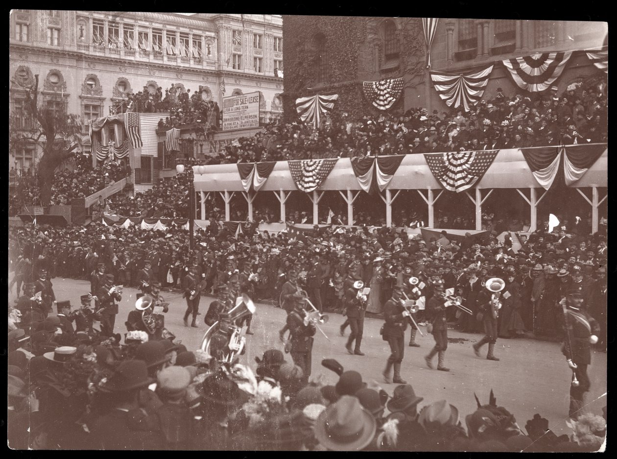 Utsikt over folkemengden og en marsjerende militærgruppe i Dewey Parade på Fifth Avenue, New York, 1899 (sølv gelatintrykk) av Byron Company