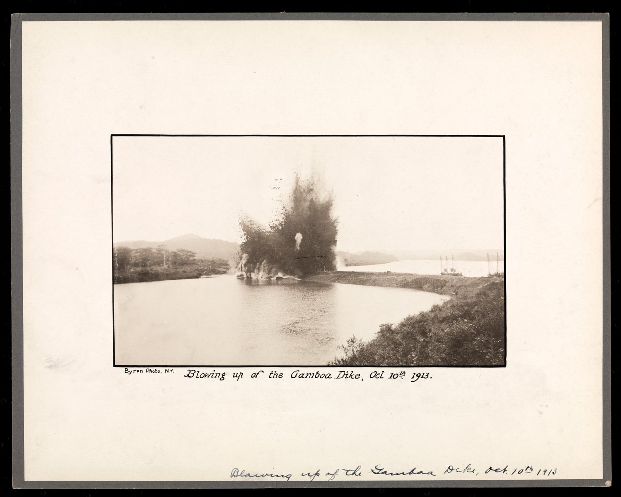 Utsikt over eksplosjonen ved sprengningen av Gamboa Dike, under byggingen av Panamakanalen, 10. oktober 1913 (sølv gelatintrykk) av Byron Company