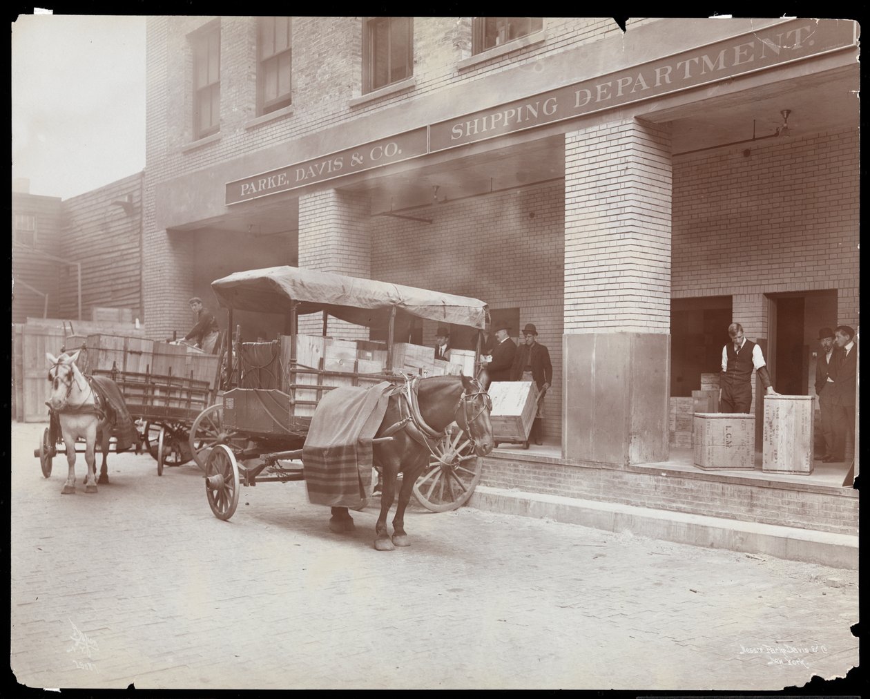 Utsikt over lastebrygga til fraktavdelingen i Parke, Davis und Co., kjemikere, Hudson und Vestry Streets, New York, 1910 (sølvgelatintrykk) av Byron Company